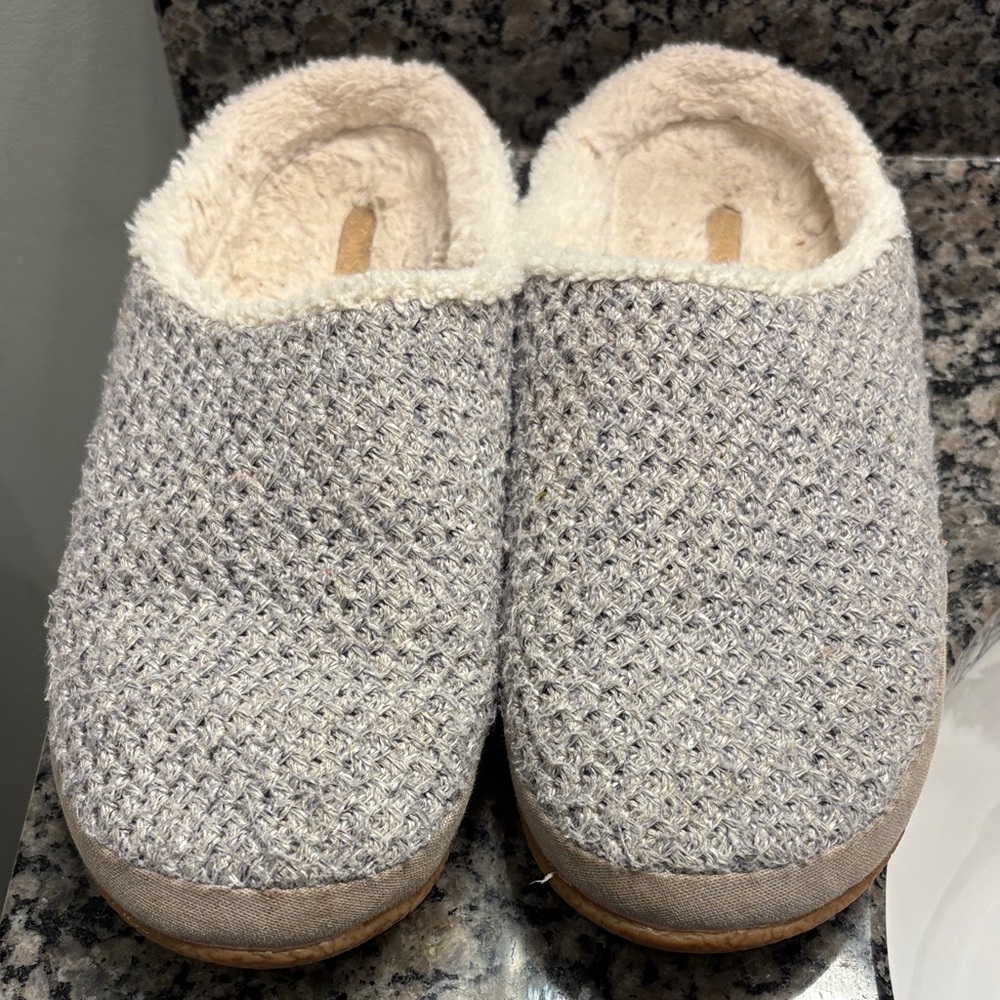Toms Fuzzy Gray Slippers, women’s size 9